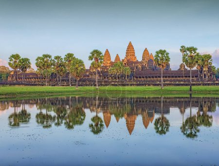 Téléchargez les photos : Célèbre temple Angkor Wat au coucher du soleil, Cambodge - en image libre de droit