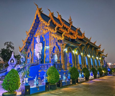 Téléchargez les photos : Viharn au temple bleu de Wat Rong Suea Ten la nuit, Chiang Rai, Thaïlande - en image libre de droit