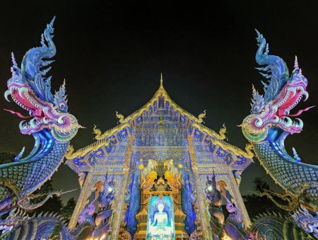 Téléchargez les photos : Viharn et dragons au temple Wat Rong Suea Ten Blue la nuit, Chiang Rai, Thaïlande - en image libre de droit