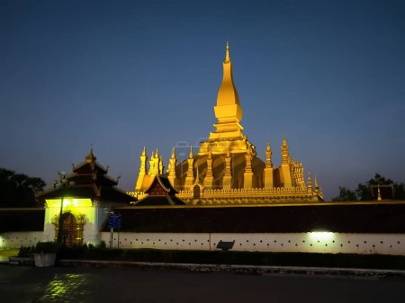 Téléchargez les photos : Pha That Luang golden stupa by night, Vientiane, Laos, République démocratique populaire lao - en image libre de droit