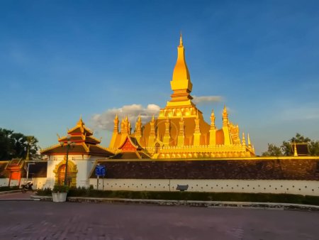 Téléchargez les photos : Pha That Luang golden stupa by day, Vientiane, Laos, République démocratique populaire lao - en image libre de droit