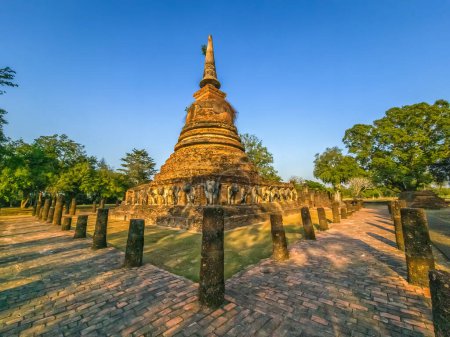 Téléchargez les photos : Wat Chang Lom au parc historique de Sukhothai le jour, Thaïlande - en image libre de droit