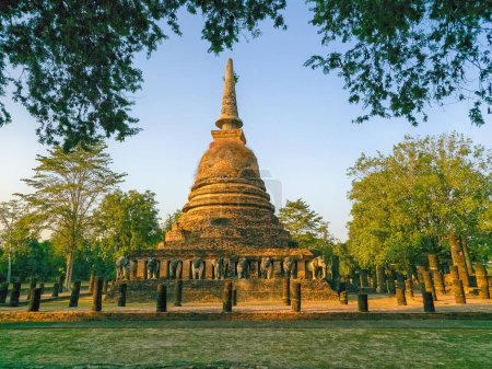 Téléchargez les photos : Wat Chang Lom au parc historique de Sukhothai le jour, Thaïlande - en image libre de droit