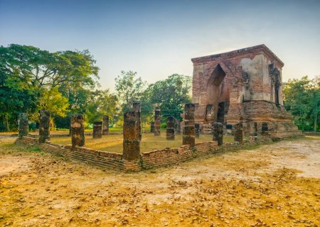 Téléchargez les photos : Temple Wat Thraphang Thong Lang à Sukhothai le jour, site du patrimoine mondial de l'UNESCO, Thaïlande - en image libre de droit
