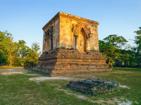 Téléchargez les photos : Temple Wat Thraphang Thong Lang à Sukhothai le jour, site du patrimoine mondial de l'UNESCO, Thaïlande - en image libre de droit