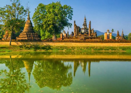 Téléchargez les photos : Temple Wat Mahathat dans le parc historique de Sukhothai par jour, site du patrimoine mondial de l'UNESCO, Thaïlande - en image libre de droit