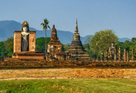 Téléchargez les photos : Temple Wat Mahathat dans le parc historique de Sukhothai par jour, site du patrimoine mondial de l'UNESCO, Thaïlande - en image libre de droit