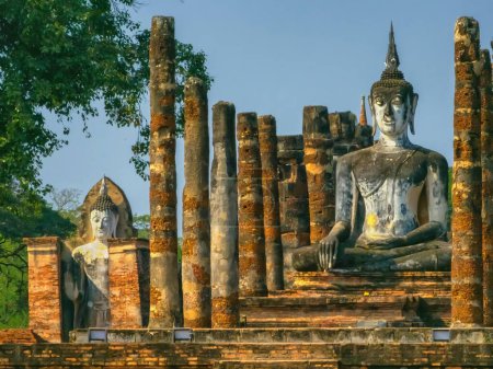 Téléchargez les photos : Bouddha au temple Wat Mahathat dans le parc historique de Sukhothai par jour, site du patrimoine mondial de l'UNESCO, Thaïlande - en image libre de droit