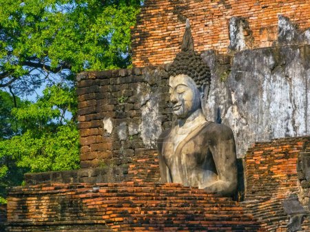 Téléchargez les photos : Bouddha au temple Wat Mahathat dans le parc historique de Sukhothai par jour, site du patrimoine mondial de l'UNESCO, Thaïlande - en image libre de droit
