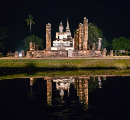Téléchargez les photos : Bouddha au temple Wat Mahathat dans le parc historique de Sukhothai la nuit, site du patrimoine mondial de l'UNESCO, Thaïlande - en image libre de droit
