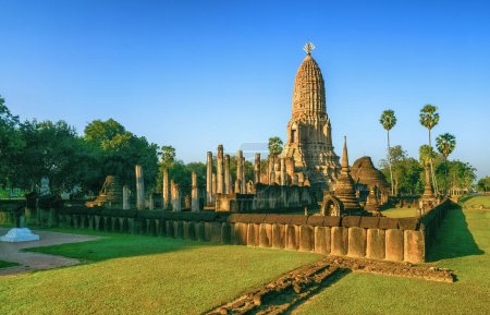 Téléchargez les photos : Wat Phra Sri Rattana Mahathat Rajaworavuharn temple dans Si Satchanalai parc historique de jour, Thaïlande - en image libre de droit