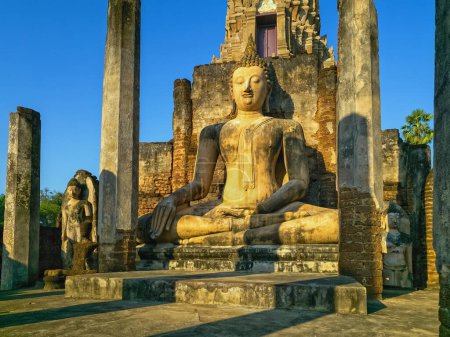 Téléchargez les photos : Bouddha à Wat Phra Sri Rattana Mahathat Rajaworavuharn temple dans Si Satchanalai parc historique de jour, Thaïlande - en image libre de droit