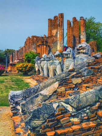 Téléchargez les photos : Temple Wat thammikarat, patrimoine mondial de l'Unesco, par jour à Ayutthaya, Thaïlande - en image libre de droit