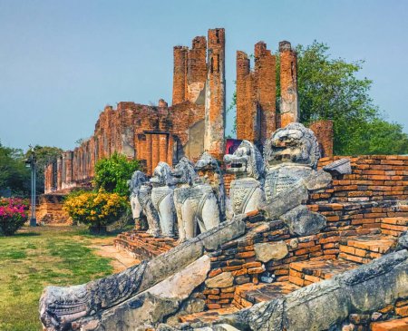 Téléchargez les photos : Temple Wat thammikarat, patrimoine mondial de l'Unesco, par jour à Ayutthaya, Thaïlande - en image libre de droit