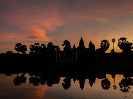 Téléchargez les photos : Célèbre temple Angkor Wat au coucher du soleil, patrimoine mondial de l'UNESCO, Siem Reap, Cambodge - en image libre de droit