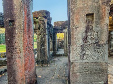 Téléchargez les photos : Gros plan sur le bas-relief sculpture sur colonnes sur le temple Bayon à Angkor, Cambodge - en image libre de droit