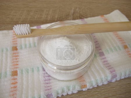 Foto de Polvo dental y un cepillo de dientes de madera - Imagen libre de derechos