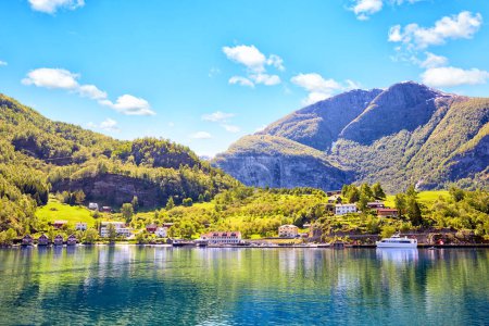 Téléchargez les photos : Village célèbre Flam, Aurlandsfjord bras étroit du Sognefjord, Norvège - en image libre de droit