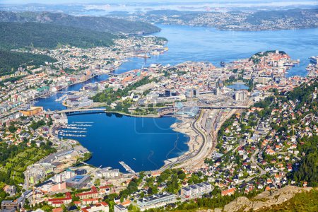 Téléchargez les photos : Vue aérienne de la ville de Bergen en été, Norvège - en image libre de droit