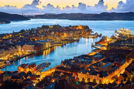 Téléchargez les photos : Vieille ville de Bergen au crépuscule, vue aérienne, Norvège - en image libre de droit