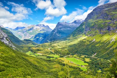 Téléchargez les photos : Vue panoramique du fjord et de la vallée du Geiranger, Norvège - en image libre de droit
