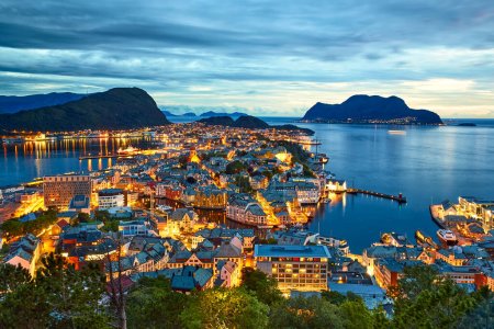 Ville portuaire d'Alesund depuis le sommet au crépuscule, Norvège