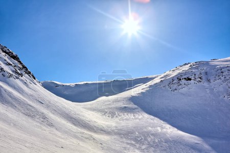 Téléchargez les photos : Paysage est du Groenland avec montagnes, neige et soleil - en image libre de droit
