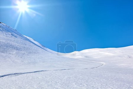 Téléchargez les photos : Paysage de l'est du Groenland avec montagnes, neige, ciel bleu et soleil - en image libre de droit