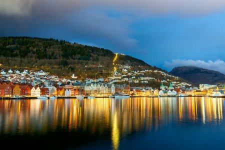 Foto de Casco antiguo de Bergen al atardecer, Noruega - Imagen libre de derechos