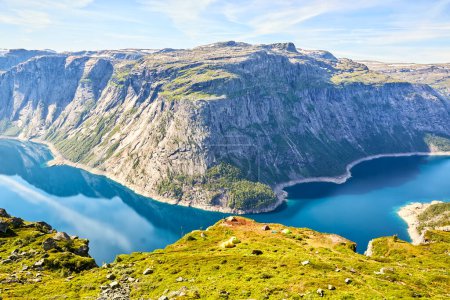 Téléchargez les photos : Lac Ringedalsvatnet près du rocher Troll's Tongue tôt le matin, Norvège - en image libre de droit