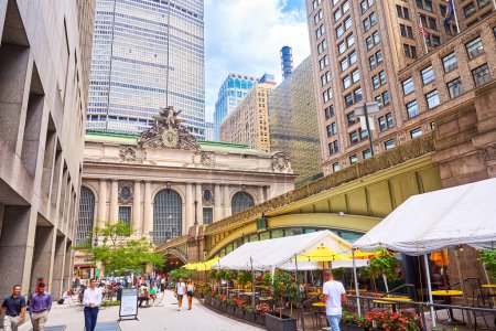Foto de Nueva York, Nueva York, Estados Unidos - 27 de julio de 2023: Grand Central Terminal y Park Avenue durante el día de verano - Imagen libre de derechos
