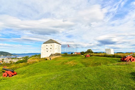 Téléchargez les photos : Forteresse médiévale Kristiansten avec de vieux canons à Trondheim, Norvège - en image libre de droit