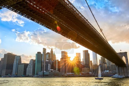 Téléchargez les photos : Manhattan Financial District et Brooklyn Bridge au coucher du soleil à New York - en image libre de droit