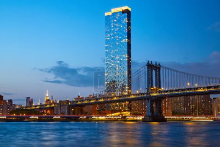 Téléchargez les photos : Pont de Manhattan et horizon au crépuscule, New York - en image libre de droit