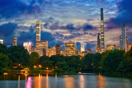 Foto de Midtown Manhattan rascacielos alrededor de Central Park al atardecer en la ciudad de Nueva York - Imagen libre de derechos
