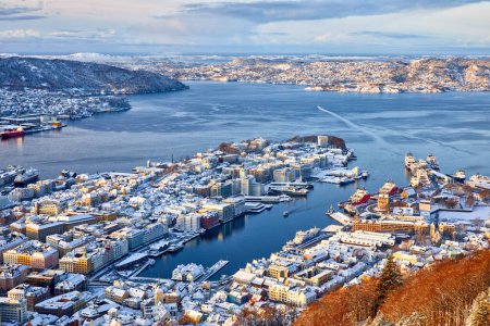 Foto de Vista del puerto de Bergen desde Floyen temprano en la mañana en invierno, Noruega - Imagen libre de derechos