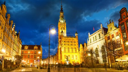 Foto de Ayuntamiento de Dlugi Targ Square en el casco antiguo de Gdansk al atardecer, Polonia - Imagen libre de derechos