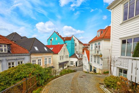 Téléchargez les photos : Rue avec maisons en bois dans le vieux centre de Bergen, Norvège - en image libre de droit