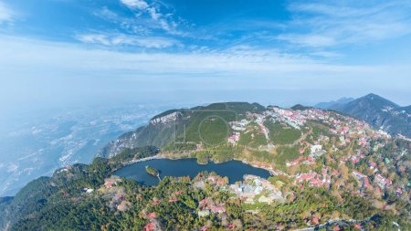 Téléchargez les photos : Vue panoramique sur la montagne de Lushan en automne, vue aérienne d'une célèbre station - en image libre de droit