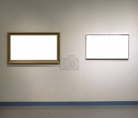 Téléchargez les photos : Deux cadres vides isolés sur le mur dans le hall d'exposition, chemin de coupe inclus - en image libre de droit