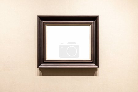 Foto de Marco de imagen clásico en blanco único en una pared con papel pintado, ruta de recorte incluye - Imagen libre de derechos