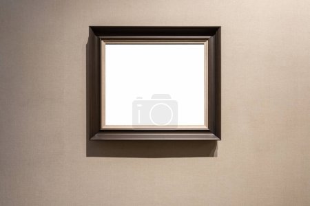 Foto de Marco de imagen en blanco en una pared con papel pintado, ruta de recorte incluye - Imagen libre de derechos