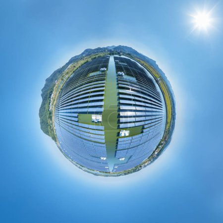 Téléchargez les photos : Panorama sphérique de la centrale solaire sur l'eau contre un ciel bleu, paysage des énergies renouvelables - en image libre de droit
