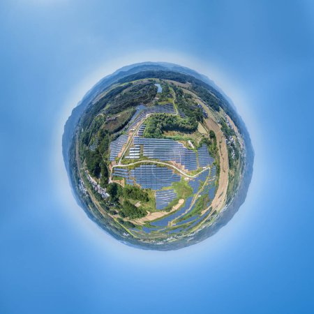 Téléchargez les photos : Panorama sphérique de la centrale solaire à flanc de colline contre un ciel bleu, énergies renouvelables en zone montagneuse - en image libre de droit