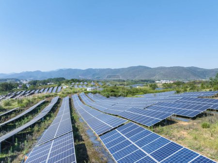 Foto de Vista aérea de la central solar en la ladera, energía verde en la zona montañosa - Imagen libre de derechos