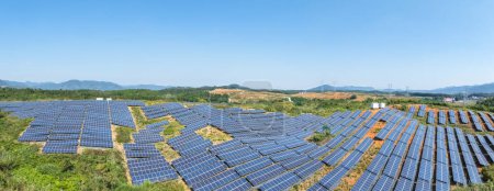 Foto de Vista panorámica de la planta de energía solar en la ladera, nuevo paisaje de energía renovable en la zona montañosa - Imagen libre de derechos