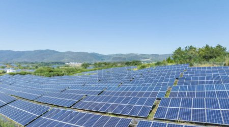 Téléchargez les photos : Centrale solaire photovoltaïque à flanc de colline, énergie propre en zone montagneuse - en image libre de droit
