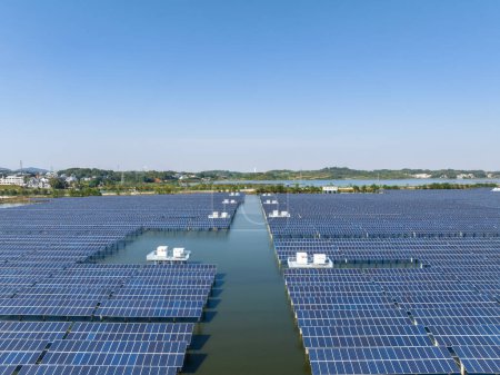 Foto de Vista aérea de la planta de energía solar sobre el agua, paisaje de energías renovables - Imagen libre de derechos