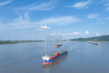 Foto de Barco portacontenedores navegando en el río Yangtze, transporte de agua interior ocupado, China - Imagen libre de derechos