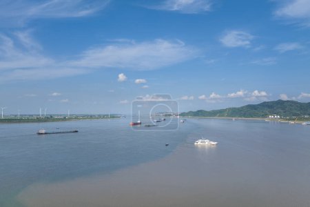 Foto de La confluencia del lago Poyang y el río Yangtze, dos colores en la superficie del agua, ciudad de Jiujiang, provincia de Jiangxi, China - Imagen libre de derechos